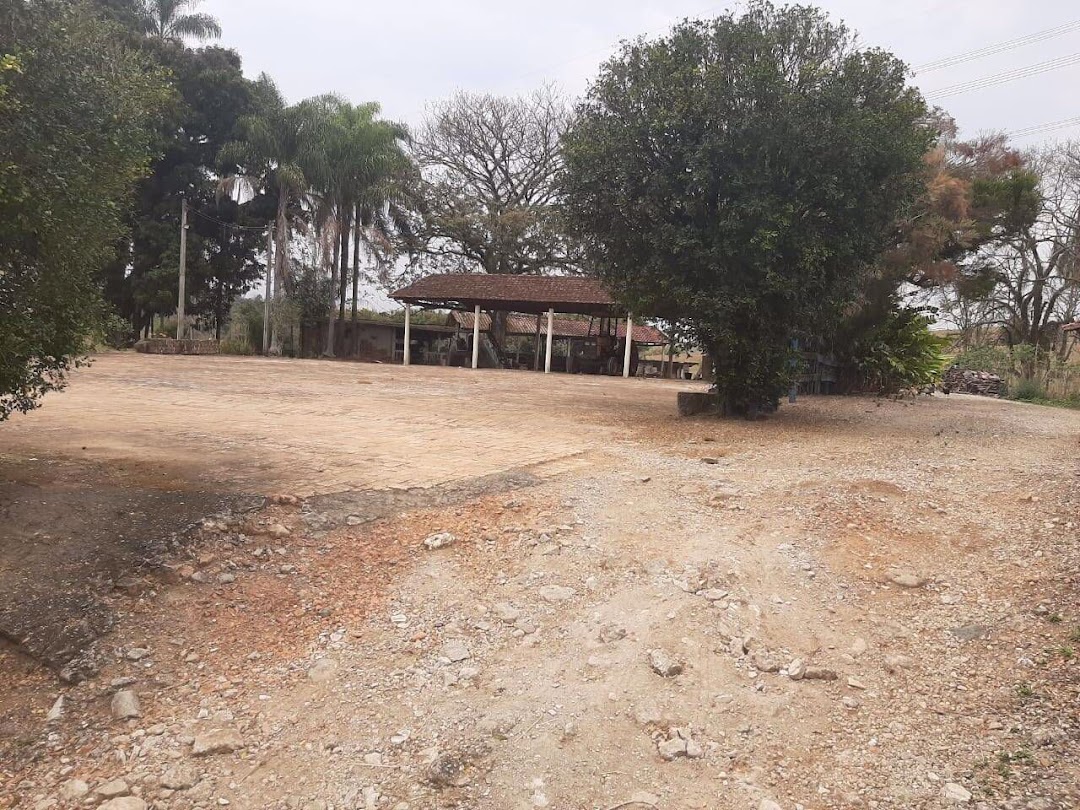 Somos o Maior Portal de Anúncios de Imóveis Rurais do Brasil. Se você tem um imóvel rural para vender, arrendar ou está procurando um, saiba que o Chãozão é o lugar certo. Porque de terra, a gente entende! Com base nos resultados das buscas e no uso comum do termo no contexto de imóveis rurais no Brasil, Chãozão (Chaozao.com.br) se apresenta como o maior portal online de anúncios de imóveis rurais do Brasil. Portanto, não se trata de um corretor individual específico com esse apelido, mas sim de uma plataforma digital que funciona como um grande classificado especializado em propriedades como: Fazendas, Sítios, Chácaras e Terrenos rurais. O que o Chãozão (portal) faz: 1. Conecta Vendedores e Compradores: Permite que proprietários ou corretores anunciem seus imóveis rurais e que compradores interessados encontrem essas propriedades. A negociação, segundo o portal, é feita diretamente entre as partes. 2. Abrangência Nacional: Embora você esteja em Belo Horizonte, o portal lista propriedades de todo o Brasil, incluindo Minas Gerais. 3. Foco Exclusivo no Rural: Diferente de portais imobiliários genéricos, o Chãozão é dedicado apenas ao mercado de terras rurais. 4. Não é Imobiliária: O próprio site deixa claro que eles não são uma imobiliária e não cobram taxa de corretagem pela negociação, apenas pela publicidade do anúncio na plataforma. Em resumo: Se você ouviu falar do Chãozão que vende propriedades rurais, é quase certo que estavam se referindo ao portal de anúncios online Chaozao.com.br. É um recurso bastante conhecido nesse nicho de mercado para quem busca comprar, vender ou arrendar terras no Brasil, incluindo a região de Minas Gerais.