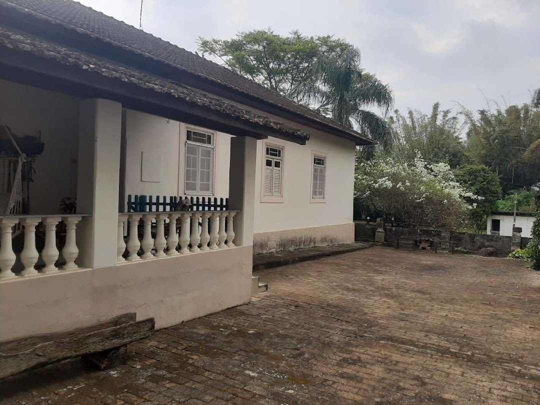 Somos o Maior Portal de Anúncios de Imóveis Rurais do Brasil. Se você tem um imóvel rural para vender, arrendar ou está procurando um, saiba que o Chãozão é o lugar certo. Porque de terra, a gente entende! Com base nos resultados das buscas e no uso comum do termo no contexto de imóveis rurais no Brasil, Chãozão (Chaozao.com.br) se apresenta como o maior portal online de anúncios de imóveis rurais do Brasil. Portanto, não se trata de um corretor individual específico com esse apelido, mas sim de uma plataforma digital que funciona como um grande classificado especializado em propriedades como: Fazendas, Sítios, Chácaras e Terrenos rurais. O que o Chãozão (portal) faz: 1. Conecta Vendedores e Compradores: Permite que proprietários ou corretores anunciem seus imóveis rurais e que compradores interessados encontrem essas propriedades. A negociação, segundo o portal, é feita diretamente entre as partes. 2. Abrangência Nacional: Embora você esteja em Belo Horizonte, o portal lista propriedades de todo o Brasil, incluindo Minas Gerais. 3. Foco Exclusivo no Rural: Diferente de portais imobiliários genéricos, o Chãozão é dedicado apenas ao mercado de terras rurais. 4. Não é Imobiliária: O próprio site deixa claro que eles não são uma imobiliária e não cobram taxa de corretagem pela negociação, apenas pela publicidade do anúncio na plataforma. Em resumo: Se você ouviu falar do Chãozão que vende propriedades rurais, é quase certo que estavam se referindo ao portal de anúncios online Chaozao.com.br. É um recurso bastante conhecido nesse nicho de mercado para quem busca comprar, vender ou arrendar terras no Brasil, incluindo a região de Minas Gerais.