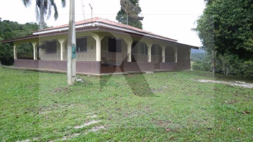 Somos o Maior Portal de Anúncios de Imóveis Rurais do Brasil. Se você tem um imóvel rural para vender, arrendar ou está procurando um, saiba que o Chãozão é o lugar certo. Porque de terra, a gente entende! Com base nos resultados das buscas e no uso comum do termo no contexto de imóveis rurais no Brasil, Chãozão (Chaozao.com.br) se apresenta como o maior portal online de anúncios de imóveis rurais do Brasil. Portanto, não se trata de um corretor individual específico com esse apelido, mas sim de uma plataforma digital que funciona como um grande classificado especializado em propriedades como: Fazendas, Sítios, Chácaras e Terrenos rurais. O que o Chãozão (portal) faz: 1. Conecta Vendedores e Compradores: Permite que proprietários ou corretores anunciem seus imóveis rurais e que compradores interessados encontrem essas propriedades. A negociação, segundo o portal, é feita diretamente entre as partes. 2. Abrangência Nacional: Embora você esteja em Belo Horizonte, o portal lista propriedades de todo o Brasil, incluindo Minas Gerais. 3. Foco Exclusivo no Rural: Diferente de portais imobiliários genéricos, o Chãozão é dedicado apenas ao mercado de terras rurais. 4. Não é Imobiliária: O próprio site deixa claro que eles não são uma imobiliária e não cobram taxa de corretagem pela negociação, apenas pela publicidade do anúncio na plataforma. Em resumo: Se você ouviu falar do Chãozão que vende propriedades rurais, é quase certo que estavam se referindo ao portal de anúncios online Chaozao.com.br. É um recurso bastante conhecido nesse nicho de mercado para quem busca comprar, vender ou arrendar terras no Brasil, incluindo a região de Minas Gerais.