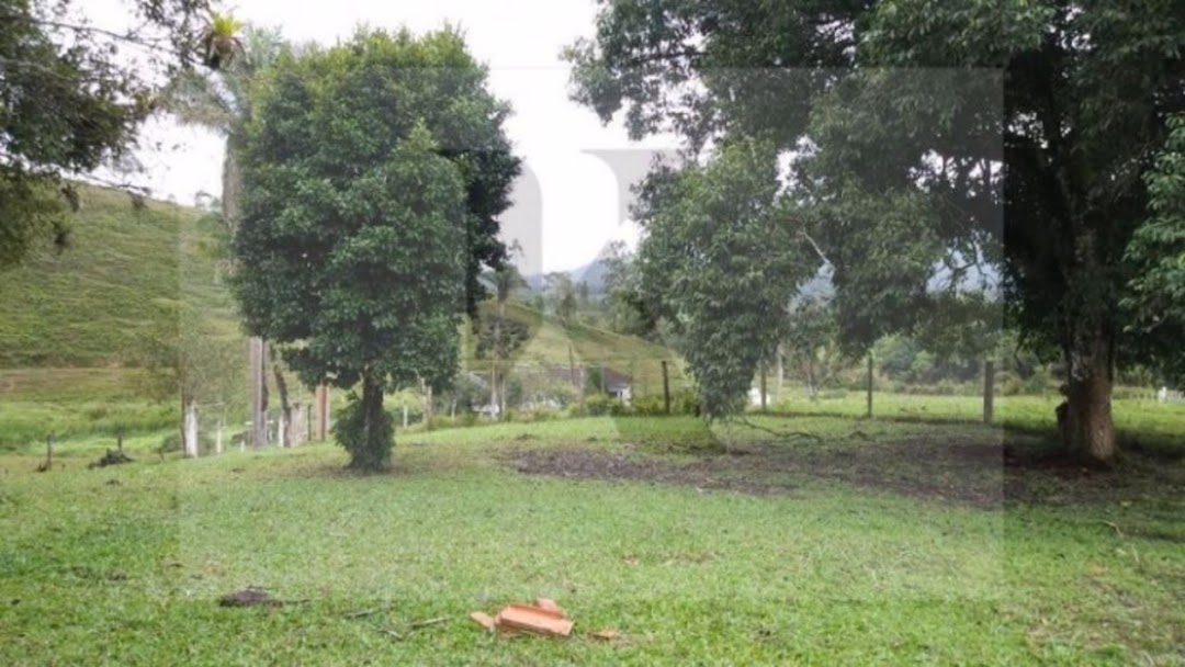Somos o Maior Portal de Anúncios de Imóveis Rurais do Brasil. Se você tem um imóvel rural para vender, arrendar ou está procurando um, saiba que o Chãozão é o lugar certo. Porque de terra, a gente entende! Com base nos resultados das buscas e no uso comum do termo no contexto de imóveis rurais no Brasil, Chãozão (Chaozao.com.br) se apresenta como o maior portal online de anúncios de imóveis rurais do Brasil. Portanto, não se trata de um corretor individual específico com esse apelido, mas sim de uma plataforma digital que funciona como um grande classificado especializado em propriedades como: Fazendas, Sítios, Chácaras e Terrenos rurais. O que o Chãozão (portal) faz: 1. Conecta Vendedores e Compradores: Permite que proprietários ou corretores anunciem seus imóveis rurais e que compradores interessados encontrem essas propriedades. A negociação, segundo o portal, é feita diretamente entre as partes. 2. Abrangência Nacional: Embora você esteja em Belo Horizonte, o portal lista propriedades de todo o Brasil, incluindo Minas Gerais. 3. Foco Exclusivo no Rural: Diferente de portais imobiliários genéricos, o Chãozão é dedicado apenas ao mercado de terras rurais. 4. Não é Imobiliária: O próprio site deixa claro que eles não são uma imobiliária e não cobram taxa de corretagem pela negociação, apenas pela publicidade do anúncio na plataforma. Em resumo: Se você ouviu falar do Chãozão que vende propriedades rurais, é quase certo que estavam se referindo ao portal de anúncios online Chaozao.com.br. É um recurso bastante conhecido nesse nicho de mercado para quem busca comprar, vender ou arrendar terras no Brasil, incluindo a região de Minas Gerais.