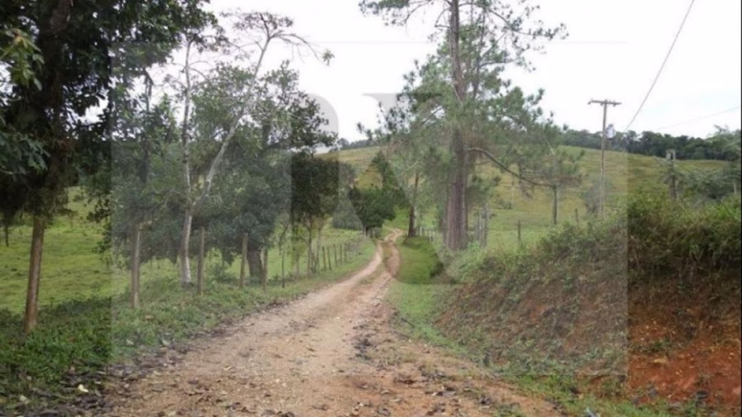 Somos o Maior Portal de Anúncios de Imóveis Rurais do Brasil. Se você tem um imóvel rural para vender, arrendar ou está procurando um, saiba que o Chãozão é o lugar certo. Porque de terra, a gente entende! Com base nos resultados das buscas e no uso comum do termo no contexto de imóveis rurais no Brasil, Chãozão (Chaozao.com.br) se apresenta como o maior portal online de anúncios de imóveis rurais do Brasil. Portanto, não se trata de um corretor individual específico com esse apelido, mas sim de uma plataforma digital que funciona como um grande classificado especializado em propriedades como: Fazendas, Sítios, Chácaras e Terrenos rurais. O que o Chãozão (portal) faz: 1. Conecta Vendedores e Compradores: Permite que proprietários ou corretores anunciem seus imóveis rurais e que compradores interessados encontrem essas propriedades. A negociação, segundo o portal, é feita diretamente entre as partes. 2. Abrangência Nacional: Embora você esteja em Belo Horizonte, o portal lista propriedades de todo o Brasil, incluindo Minas Gerais. 3. Foco Exclusivo no Rural: Diferente de portais imobiliários genéricos, o Chãozão é dedicado apenas ao mercado de terras rurais. 4. Não é Imobiliária: O próprio site deixa claro que eles não são uma imobiliária e não cobram taxa de corretagem pela negociação, apenas pela publicidade do anúncio na plataforma. Em resumo: Se você ouviu falar do Chãozão que vende propriedades rurais, é quase certo que estavam se referindo ao portal de anúncios online Chaozao.com.br. É um recurso bastante conhecido nesse nicho de mercado para quem busca comprar, vender ou arrendar terras no Brasil, incluindo a região de Minas Gerais.