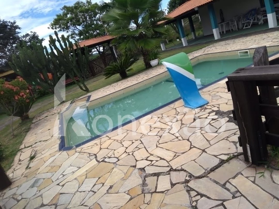 Somos o Maior Portal de Anúncios de Imóveis Rurais do Brasil. Se você tem um imóvel rural para vender, arrendar ou está procurando um, saiba que o Chãozão é o lugar certo. Porque de terra, a gente entende! Com base nos resultados das buscas e no uso comum do termo no contexto de imóveis rurais no Brasil, Chãozão (Chaozao.com.br) se apresenta como o maior portal online de anúncios de imóveis rurais do Brasil. Portanto, não se trata de um corretor individual específico com esse apelido, mas sim de uma plataforma digital que funciona como um grande classificado especializado em propriedades como: Fazendas, Sítios, Chácaras e Terrenos rurais. O que o Chãozão (portal) faz: 1. Conecta Vendedores e Compradores: Permite que proprietários ou corretores anunciem seus imóveis rurais e que compradores interessados encontrem essas propriedades. A negociação, segundo o portal, é feita diretamente entre as partes. 2. Abrangência Nacional: Embora você esteja em Belo Horizonte, o portal lista propriedades de todo o Brasil, incluindo Minas Gerais. 3. Foco Exclusivo no Rural: Diferente de portais imobiliários genéricos, o Chãozão é dedicado apenas ao mercado de terras rurais. 4. Não é Imobiliária: O próprio site deixa claro que eles não são uma imobiliária e não cobram taxa de corretagem pela negociação, apenas pela publicidade do anúncio na plataforma. Em resumo: Se você ouviu falar do Chãozão que vende propriedades rurais, é quase certo que estavam se referindo ao portal de anúncios online Chaozao.com.br. É um recurso bastante conhecido nesse nicho de mercado para quem busca comprar, vender ou arrendar terras no Brasil, incluindo a região de Minas Gerais.