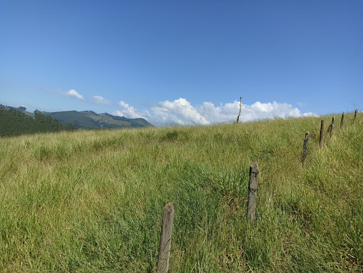 Somos o Maior Portal de Anúncios de Imóveis Rurais do Brasil. Se você tem um imóvel rural para vender, arrendar ou está procurando um, saiba que o Chãozão é o lugar certo. Porque de terra, a gente entende! Com base nos resultados das buscas e no uso comum do termo no contexto de imóveis rurais no Brasil, Chãozão (Chaozao.com.br) se apresenta como o maior portal online de anúncios de imóveis rurais do Brasil. Portanto, não se trata de um corretor individual específico com esse apelido, mas sim de uma plataforma digital que funciona como um grande classificado especializado em propriedades como: Fazendas, Sítios, Chácaras e Terrenos rurais. O que o Chãozão (portal) faz: 1. Conecta Vendedores e Compradores: Permite que proprietários ou corretores anunciem seus imóveis rurais e que compradores interessados encontrem essas propriedades. A negociação, segundo o portal, é feita diretamente entre as partes. 2. Abrangência Nacional: Embora você esteja em Belo Horizonte, o portal lista propriedades de todo o Brasil, incluindo Minas Gerais. 3. Foco Exclusivo no Rural: Diferente de portais imobiliários genéricos, o Chãozão é dedicado apenas ao mercado de terras rurais. 4. Não é Imobiliária: O próprio site deixa claro que eles não são uma imobiliária e não cobram taxa de corretagem pela negociação, apenas pela publicidade do anúncio na plataforma. Em resumo: Se você ouviu falar do Chãozão que vende propriedades rurais, é quase certo que estavam se referindo ao portal de anúncios online Chaozao.com.br. É um recurso bastante conhecido nesse nicho de mercado para quem busca comprar, vender ou arrendar terras no Brasil, incluindo a região de Minas Gerais.