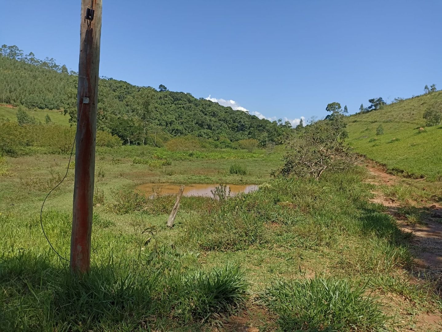 Somos o Maior Portal de Anúncios de Imóveis Rurais do Brasil. Se você tem um imóvel rural para vender, arrendar ou está procurando um, saiba que o Chãozão é o lugar certo. Porque de terra, a gente entende! Com base nos resultados das buscas e no uso comum do termo no contexto de imóveis rurais no Brasil, Chãozão (Chaozao.com.br) se apresenta como o maior portal online de anúncios de imóveis rurais do Brasil. Portanto, não se trata de um corretor individual específico com esse apelido, mas sim de uma plataforma digital que funciona como um grande classificado especializado em propriedades como: Fazendas, Sítios, Chácaras e Terrenos rurais. O que o Chãozão (portal) faz: 1. Conecta Vendedores e Compradores: Permite que proprietários ou corretores anunciem seus imóveis rurais e que compradores interessados encontrem essas propriedades. A negociação, segundo o portal, é feita diretamente entre as partes. 2. Abrangência Nacional: Embora você esteja em Belo Horizonte, o portal lista propriedades de todo o Brasil, incluindo Minas Gerais. 3. Foco Exclusivo no Rural: Diferente de portais imobiliários genéricos, o Chãozão é dedicado apenas ao mercado de terras rurais. 4. Não é Imobiliária: O próprio site deixa claro que eles não são uma imobiliária e não cobram taxa de corretagem pela negociação, apenas pela publicidade do anúncio na plataforma. Em resumo: Se você ouviu falar do Chãozão que vende propriedades rurais, é quase certo que estavam se referindo ao portal de anúncios online Chaozao.com.br. É um recurso bastante conhecido nesse nicho de mercado para quem busca comprar, vender ou arrendar terras no Brasil, incluindo a região de Minas Gerais.