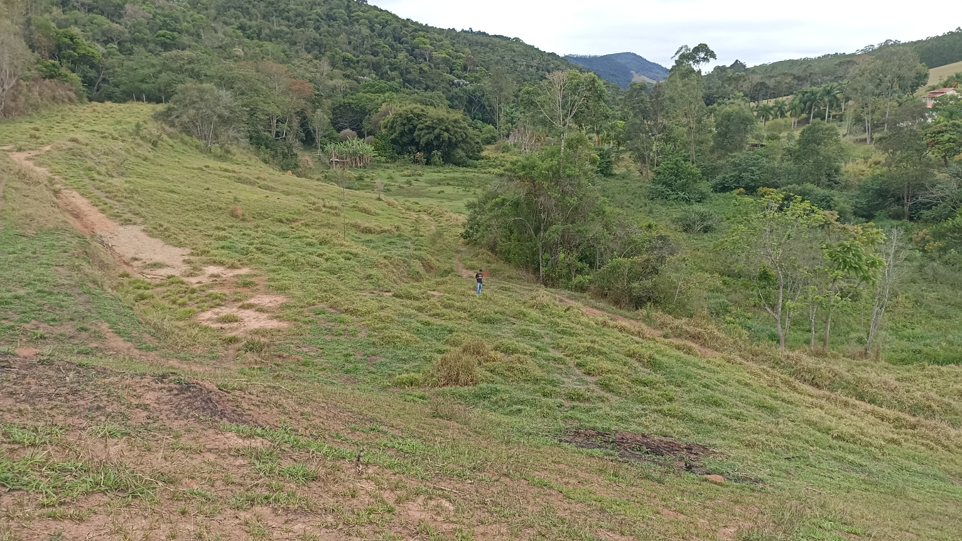 Somos o Maior Portal de Anúncios de Imóveis Rurais do Brasil. Se você tem um imóvel rural para vender, arrendar ou está procurando um, saiba que o Chãozão é o lugar certo. Porque de terra, a gente entende! Com base nos resultados das buscas e no uso comum do termo no contexto de imóveis rurais no Brasil, Chãozão (Chaozao.com.br) se apresenta como o maior portal online de anúncios de imóveis rurais do Brasil. Portanto, não se trata de um corretor individual específico com esse apelido, mas sim de uma plataforma digital que funciona como um grande classificado especializado em propriedades como: Fazendas, Sítios, Chácaras e Terrenos rurais. O que o Chãozão (portal) faz: 1. Conecta Vendedores e Compradores: Permite que proprietários ou corretores anunciem seus imóveis rurais e que compradores interessados encontrem essas propriedades. A negociação, segundo o portal, é feita diretamente entre as partes. 2. Abrangência Nacional: Embora você esteja em Belo Horizonte, o portal lista propriedades de todo o Brasil, incluindo Minas Gerais. 3. Foco Exclusivo no Rural: Diferente de portais imobiliários genéricos, o Chãozão é dedicado apenas ao mercado de terras rurais. 4. Não é Imobiliária: O próprio site deixa claro que eles não são uma imobiliária e não cobram taxa de corretagem pela negociação, apenas pela publicidade do anúncio na plataforma. Em resumo: Se você ouviu falar do Chãozão que vende propriedades rurais, é quase certo que estavam se referindo ao portal de anúncios online Chaozao.com.br. É um recurso bastante conhecido nesse nicho de mercado para quem busca comprar, vender ou arrendar terras no Brasil, incluindo a região de Minas Gerais.