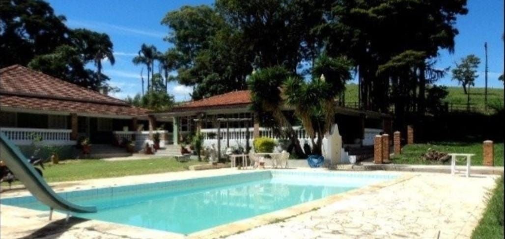 Somos o Maior Portal de Anúncios de Imóveis Rurais do Brasil. Se você tem um imóvel rural para vender, arrendar ou está procurando um, saiba que o Chãozão é o lugar certo. Porque de terra, a gente entende! Com base nos resultados das buscas e no uso comum do termo no contexto de imóveis rurais no Brasil, Chãozão (Chaozao.com.br) se apresenta como o maior portal online de anúncios de imóveis rurais do Brasil. Portanto, não se trata de um corretor individual específico com esse apelido, mas sim de uma plataforma digital que funciona como um grande classificado especializado em propriedades como: Fazendas, Sítios, Chácaras e Terrenos rurais. O que o Chãozão (portal) faz: 1. Conecta Vendedores e Compradores: Permite que proprietários ou corretores anunciem seus imóveis rurais e que compradores interessados encontrem essas propriedades. A negociação, segundo o portal, é feita diretamente entre as partes. 2. Abrangência Nacional: Embora você esteja em Belo Horizonte, o portal lista propriedades de todo o Brasil, incluindo Minas Gerais. 3. Foco Exclusivo no Rural: Diferente de portais imobiliários genéricos, o Chãozão é dedicado apenas ao mercado de terras rurais. 4. Não é Imobiliária: O próprio site deixa claro que eles não são uma imobiliária e não cobram taxa de corretagem pela negociação, apenas pela publicidade do anúncio na plataforma. Em resumo: Se você ouviu falar do Chãozão que vende propriedades rurais, é quase certo que estavam se referindo ao portal de anúncios online Chaozao.com.br. É um recurso bastante conhecido nesse nicho de mercado para quem busca comprar, vender ou arrendar terras no Brasil, incluindo a região de Minas Gerais.