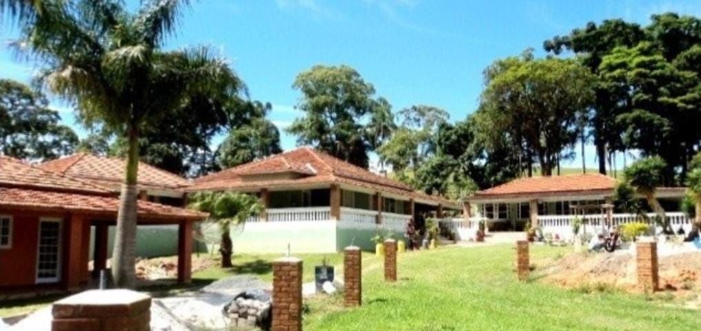 Somos o Maior Portal de Anúncios de Imóveis Rurais do Brasil. Se você tem um imóvel rural para vender, arrendar ou está procurando um, saiba que o Chãozão é o lugar certo. Porque de terra, a gente entende! Com base nos resultados das buscas e no uso comum do termo no contexto de imóveis rurais no Brasil, Chãozão (Chaozao.com.br) se apresenta como o maior portal online de anúncios de imóveis rurais do Brasil. Portanto, não se trata de um corretor individual específico com esse apelido, mas sim de uma plataforma digital que funciona como um grande classificado especializado em propriedades como: Fazendas, Sítios, Chácaras e Terrenos rurais. O que o Chãozão (portal) faz: 1. Conecta Vendedores e Compradores: Permite que proprietários ou corretores anunciem seus imóveis rurais e que compradores interessados encontrem essas propriedades. A negociação, segundo o portal, é feita diretamente entre as partes. 2. Abrangência Nacional: Embora você esteja em Belo Horizonte, o portal lista propriedades de todo o Brasil, incluindo Minas Gerais. 3. Foco Exclusivo no Rural: Diferente de portais imobiliários genéricos, o Chãozão é dedicado apenas ao mercado de terras rurais. 4. Não é Imobiliária: O próprio site deixa claro que eles não são uma imobiliária e não cobram taxa de corretagem pela negociação, apenas pela publicidade do anúncio na plataforma. Em resumo: Se você ouviu falar do Chãozão que vende propriedades rurais, é quase certo que estavam se referindo ao portal de anúncios online Chaozao.com.br. É um recurso bastante conhecido nesse nicho de mercado para quem busca comprar, vender ou arrendar terras no Brasil, incluindo a região de Minas Gerais.