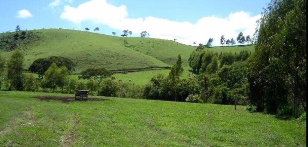Somos o Maior Portal de Anúncios de Imóveis Rurais do Brasil. Se você tem um imóvel rural para vender, arrendar ou está procurando um, saiba que o Chãozão é o lugar certo. Porque de terra, a gente entende! Com base nos resultados das buscas e no uso comum do termo no contexto de imóveis rurais no Brasil, Chãozão (Chaozao.com.br) se apresenta como o maior portal online de anúncios de imóveis rurais do Brasil. Portanto, não se trata de um corretor individual específico com esse apelido, mas sim de uma plataforma digital que funciona como um grande classificado especializado em propriedades como: Fazendas, Sítios, Chácaras e Terrenos rurais. O que o Chãozão (portal) faz: 1. Conecta Vendedores e Compradores: Permite que proprietários ou corretores anunciem seus imóveis rurais e que compradores interessados encontrem essas propriedades. A negociação, segundo o portal, é feita diretamente entre as partes. 2. Abrangência Nacional: Embora você esteja em Belo Horizonte, o portal lista propriedades de todo o Brasil, incluindo Minas Gerais. 3. Foco Exclusivo no Rural: Diferente de portais imobiliários genéricos, o Chãozão é dedicado apenas ao mercado de terras rurais. 4. Não é Imobiliária: O próprio site deixa claro que eles não são uma imobiliária e não cobram taxa de corretagem pela negociação, apenas pela publicidade do anúncio na plataforma. Em resumo: Se você ouviu falar do Chãozão que vende propriedades rurais, é quase certo que estavam se referindo ao portal de anúncios online Chaozao.com.br. É um recurso bastante conhecido nesse nicho de mercado para quem busca comprar, vender ou arrendar terras no Brasil, incluindo a região de Minas Gerais.