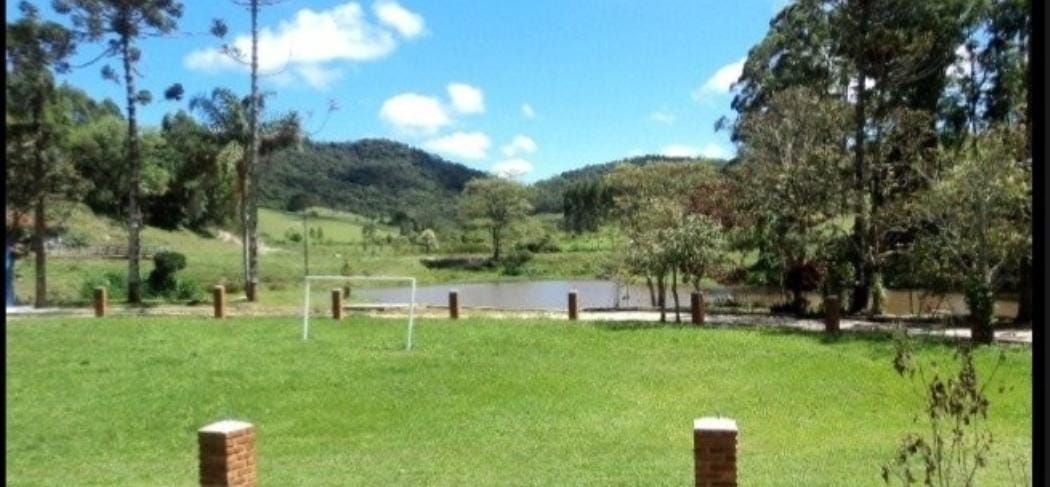 Somos o Maior Portal de Anúncios de Imóveis Rurais do Brasil. Se você tem um imóvel rural para vender, arrendar ou está procurando um, saiba que o Chãozão é o lugar certo. Porque de terra, a gente entende! Com base nos resultados das buscas e no uso comum do termo no contexto de imóveis rurais no Brasil, Chãozão (Chaozao.com.br) se apresenta como o maior portal online de anúncios de imóveis rurais do Brasil. Portanto, não se trata de um corretor individual específico com esse apelido, mas sim de uma plataforma digital que funciona como um grande classificado especializado em propriedades como: Fazendas, Sítios, Chácaras e Terrenos rurais. O que o Chãozão (portal) faz: 1. Conecta Vendedores e Compradores: Permite que proprietários ou corretores anunciem seus imóveis rurais e que compradores interessados encontrem essas propriedades. A negociação, segundo o portal, é feita diretamente entre as partes. 2. Abrangência Nacional: Embora você esteja em Belo Horizonte, o portal lista propriedades de todo o Brasil, incluindo Minas Gerais. 3. Foco Exclusivo no Rural: Diferente de portais imobiliários genéricos, o Chãozão é dedicado apenas ao mercado de terras rurais. 4. Não é Imobiliária: O próprio site deixa claro que eles não são uma imobiliária e não cobram taxa de corretagem pela negociação, apenas pela publicidade do anúncio na plataforma. Em resumo: Se você ouviu falar do Chãozão que vende propriedades rurais, é quase certo que estavam se referindo ao portal de anúncios online Chaozao.com.br. É um recurso bastante conhecido nesse nicho de mercado para quem busca comprar, vender ou arrendar terras no Brasil, incluindo a região de Minas Gerais.
