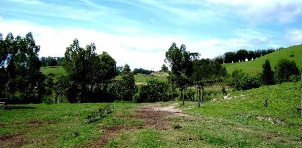 Somos o Maior Portal de Anúncios de Imóveis Rurais do Brasil. Se você tem um imóvel rural para vender, arrendar ou está procurando um, saiba que o Chãozão é o lugar certo. Porque de terra, a gente entende! Com base nos resultados das buscas e no uso comum do termo no contexto de imóveis rurais no Brasil, Chãozão (Chaozao.com.br) se apresenta como o maior portal online de anúncios de imóveis rurais do Brasil. Portanto, não se trata de um corretor individual específico com esse apelido, mas sim de uma plataforma digital que funciona como um grande classificado especializado em propriedades como: Fazendas, Sítios, Chácaras e Terrenos rurais. O que o Chãozão (portal) faz: 1. Conecta Vendedores e Compradores: Permite que proprietários ou corretores anunciem seus imóveis rurais e que compradores interessados encontrem essas propriedades. A negociação, segundo o portal, é feita diretamente entre as partes. 2. Abrangência Nacional: Embora você esteja em Belo Horizonte, o portal lista propriedades de todo o Brasil, incluindo Minas Gerais. 3. Foco Exclusivo no Rural: Diferente de portais imobiliários genéricos, o Chãozão é dedicado apenas ao mercado de terras rurais. 4. Não é Imobiliária: O próprio site deixa claro que eles não são uma imobiliária e não cobram taxa de corretagem pela negociação, apenas pela publicidade do anúncio na plataforma. Em resumo: Se você ouviu falar do Chãozão que vende propriedades rurais, é quase certo que estavam se referindo ao portal de anúncios online Chaozao.com.br. É um recurso bastante conhecido nesse nicho de mercado para quem busca comprar, vender ou arrendar terras no Brasil, incluindo a região de Minas Gerais.