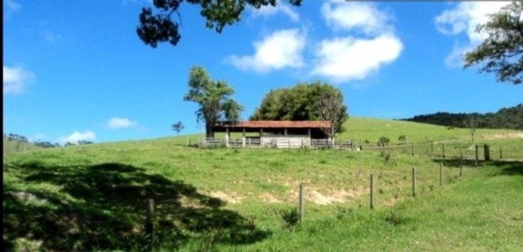 Somos o Maior Portal de Anúncios de Imóveis Rurais do Brasil. Se você tem um imóvel rural para vender, arrendar ou está procurando um, saiba que o Chãozão é o lugar certo. Porque de terra, a gente entende! Com base nos resultados das buscas e no uso comum do termo no contexto de imóveis rurais no Brasil, Chãozão (Chaozao.com.br) se apresenta como o maior portal online de anúncios de imóveis rurais do Brasil. Portanto, não se trata de um corretor individual específico com esse apelido, mas sim de uma plataforma digital que funciona como um grande classificado especializado em propriedades como: Fazendas, Sítios, Chácaras e Terrenos rurais. O que o Chãozão (portal) faz: 1. Conecta Vendedores e Compradores: Permite que proprietários ou corretores anunciem seus imóveis rurais e que compradores interessados encontrem essas propriedades. A negociação, segundo o portal, é feita diretamente entre as partes. 2. Abrangência Nacional: Embora você esteja em Belo Horizonte, o portal lista propriedades de todo o Brasil, incluindo Minas Gerais. 3. Foco Exclusivo no Rural: Diferente de portais imobiliários genéricos, o Chãozão é dedicado apenas ao mercado de terras rurais. 4. Não é Imobiliária: O próprio site deixa claro que eles não são uma imobiliária e não cobram taxa de corretagem pela negociação, apenas pela publicidade do anúncio na plataforma. Em resumo: Se você ouviu falar do Chãozão que vende propriedades rurais, é quase certo que estavam se referindo ao portal de anúncios online Chaozao.com.br. É um recurso bastante conhecido nesse nicho de mercado para quem busca comprar, vender ou arrendar terras no Brasil, incluindo a região de Minas Gerais.