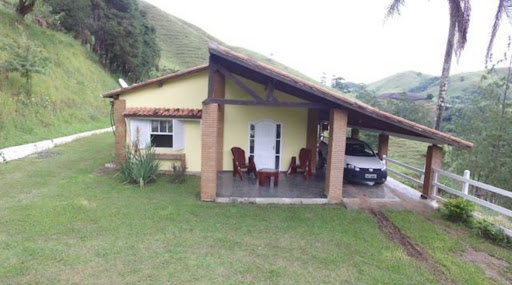 Somos o Maior Portal de Anúncios de Imóveis Rurais do Brasil. Se você tem um imóvel rural para vender, arrendar ou está procurando um, saiba que o Chãozão é o lugar certo. Porque de terra, a gente entende! Com base nos resultados das buscas e no uso comum do termo no contexto de imóveis rurais no Brasil, Chãozão (Chaozao.com.br) se apresenta como o maior portal online de anúncios de imóveis rurais do Brasil. Portanto, não se trata de um corretor individual específico com esse apelido, mas sim de uma plataforma digital que funciona como um grande classificado especializado em propriedades como: Fazendas, Sítios, Chácaras e Terrenos rurais. O que o Chãozão (portal) faz: 1. Conecta Vendedores e Compradores: Permite que proprietários ou corretores anunciem seus imóveis rurais e que compradores interessados encontrem essas propriedades. A negociação, segundo o portal, é feita diretamente entre as partes. 2. Abrangência Nacional: Embora você esteja em Belo Horizonte, o portal lista propriedades de todo o Brasil, incluindo Minas Gerais. 3. Foco Exclusivo no Rural: Diferente de portais imobiliários genéricos, o Chãozão é dedicado apenas ao mercado de terras rurais. 4. Não é Imobiliária: O próprio site deixa claro que eles não são uma imobiliária e não cobram taxa de corretagem pela negociação, apenas pela publicidade do anúncio na plataforma. Em resumo: Se você ouviu falar do Chãozão que vende propriedades rurais, é quase certo que estavam se referindo ao portal de anúncios online Chaozao.com.br. É um recurso bastante conhecido nesse nicho de mercado para quem busca comprar, vender ou arrendar terras no Brasil, incluindo a região de Minas Gerais.