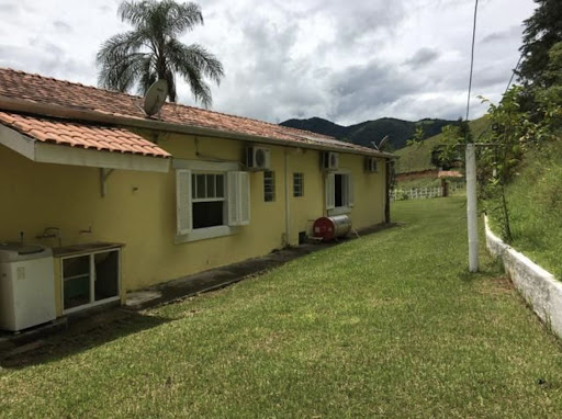 Somos o Maior Portal de Anúncios de Imóveis Rurais do Brasil. Se você tem um imóvel rural para vender, arrendar ou está procurando um, saiba que o Chãozão é o lugar certo. Porque de terra, a gente entende! Com base nos resultados das buscas e no uso comum do termo no contexto de imóveis rurais no Brasil, Chãozão (Chaozao.com.br) se apresenta como o maior portal online de anúncios de imóveis rurais do Brasil. Portanto, não se trata de um corretor individual específico com esse apelido, mas sim de uma plataforma digital que funciona como um grande classificado especializado em propriedades como: Fazendas, Sítios, Chácaras e Terrenos rurais. O que o Chãozão (portal) faz: 1. Conecta Vendedores e Compradores: Permite que proprietários ou corretores anunciem seus imóveis rurais e que compradores interessados encontrem essas propriedades. A negociação, segundo o portal, é feita diretamente entre as partes. 2. Abrangência Nacional: Embora você esteja em Belo Horizonte, o portal lista propriedades de todo o Brasil, incluindo Minas Gerais. 3. Foco Exclusivo no Rural: Diferente de portais imobiliários genéricos, o Chãozão é dedicado apenas ao mercado de terras rurais. 4. Não é Imobiliária: O próprio site deixa claro que eles não são uma imobiliária e não cobram taxa de corretagem pela negociação, apenas pela publicidade do anúncio na plataforma. Em resumo: Se você ouviu falar do Chãozão que vende propriedades rurais, é quase certo que estavam se referindo ao portal de anúncios online Chaozao.com.br. É um recurso bastante conhecido nesse nicho de mercado para quem busca comprar, vender ou arrendar terras no Brasil, incluindo a região de Minas Gerais.