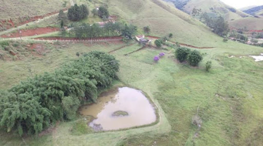 Somos o Maior Portal de Anúncios de Imóveis Rurais do Brasil. Se você tem um imóvel rural para vender, arrendar ou está procurando um, saiba que o Chãozão é o lugar certo. Porque de terra, a gente entende! Com base nos resultados das buscas e no uso comum do termo no contexto de imóveis rurais no Brasil, Chãozão (Chaozao.com.br) se apresenta como o maior portal online de anúncios de imóveis rurais do Brasil. Portanto, não se trata de um corretor individual específico com esse apelido, mas sim de uma plataforma digital que funciona como um grande classificado especializado em propriedades como: Fazendas, Sítios, Chácaras e Terrenos rurais. O que o Chãozão (portal) faz: 1. Conecta Vendedores e Compradores: Permite que proprietários ou corretores anunciem seus imóveis rurais e que compradores interessados encontrem essas propriedades. A negociação, segundo o portal, é feita diretamente entre as partes. 2. Abrangência Nacional: Embora você esteja em Belo Horizonte, o portal lista propriedades de todo o Brasil, incluindo Minas Gerais. 3. Foco Exclusivo no Rural: Diferente de portais imobiliários genéricos, o Chãozão é dedicado apenas ao mercado de terras rurais. 4. Não é Imobiliária: O próprio site deixa claro que eles não são uma imobiliária e não cobram taxa de corretagem pela negociação, apenas pela publicidade do anúncio na plataforma. Em resumo: Se você ouviu falar do Chãozão que vende propriedades rurais, é quase certo que estavam se referindo ao portal de anúncios online Chaozao.com.br. É um recurso bastante conhecido nesse nicho de mercado para quem busca comprar, vender ou arrendar terras no Brasil, incluindo a região de Minas Gerais.