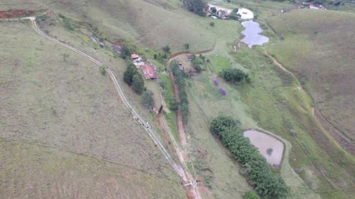 Somos o Maior Portal de Anúncios de Imóveis Rurais do Brasil. Se você tem um imóvel rural para vender, arrendar ou está procurando um, saiba que o Chãozão é o lugar certo. Porque de terra, a gente entende! Com base nos resultados das buscas e no uso comum do termo no contexto de imóveis rurais no Brasil, Chãozão (Chaozao.com.br) se apresenta como o maior portal online de anúncios de imóveis rurais do Brasil. Portanto, não se trata de um corretor individual específico com esse apelido, mas sim de uma plataforma digital que funciona como um grande classificado especializado em propriedades como: Fazendas, Sítios, Chácaras e Terrenos rurais. O que o Chãozão (portal) faz: 1. Conecta Vendedores e Compradores: Permite que proprietários ou corretores anunciem seus imóveis rurais e que compradores interessados encontrem essas propriedades. A negociação, segundo o portal, é feita diretamente entre as partes. 2. Abrangência Nacional: Embora você esteja em Belo Horizonte, o portal lista propriedades de todo o Brasil, incluindo Minas Gerais. 3. Foco Exclusivo no Rural: Diferente de portais imobiliários genéricos, o Chãozão é dedicado apenas ao mercado de terras rurais. 4. Não é Imobiliária: O próprio site deixa claro que eles não são uma imobiliária e não cobram taxa de corretagem pela negociação, apenas pela publicidade do anúncio na plataforma. Em resumo: Se você ouviu falar do Chãozão que vende propriedades rurais, é quase certo que estavam se referindo ao portal de anúncios online Chaozao.com.br. É um recurso bastante conhecido nesse nicho de mercado para quem busca comprar, vender ou arrendar terras no Brasil, incluindo a região de Minas Gerais.