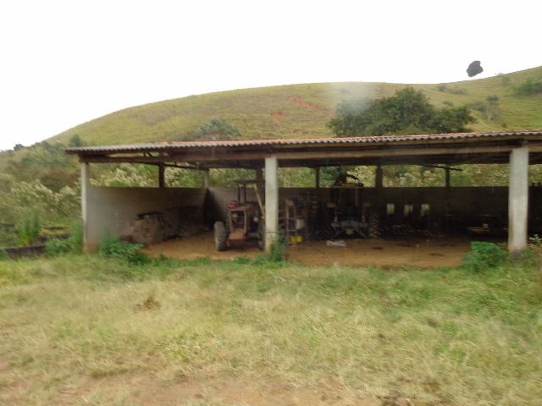 Somos o Maior Portal de Anúncios de Imóveis Rurais do Brasil. Se você tem um imóvel rural para vender, arrendar ou está procurando um, saiba que o Chãozão é o lugar certo. Porque de terra, a gente entende! Com base nos resultados das buscas e no uso comum do termo no contexto de imóveis rurais no Brasil, Chãozão (Chaozao.com.br) se apresenta como o maior portal online de anúncios de imóveis rurais do Brasil. Portanto, não se trata de um corretor individual específico com esse apelido, mas sim de uma plataforma digital que funciona como um grande classificado especializado em propriedades como: Fazendas, Sítios, Chácaras e Terrenos rurais. O que o Chãozão (portal) faz: 1. Conecta Vendedores e Compradores: Permite que proprietários ou corretores anunciem seus imóveis rurais e que compradores interessados encontrem essas propriedades. A negociação, segundo o portal, é feita diretamente entre as partes. 2. Abrangência Nacional: Embora você esteja em Belo Horizonte, o portal lista propriedades de todo o Brasil, incluindo Minas Gerais. 3. Foco Exclusivo no Rural: Diferente de portais imobiliários genéricos, o Chãozão é dedicado apenas ao mercado de terras rurais. 4. Não é Imobiliária: O próprio site deixa claro que eles não são uma imobiliária e não cobram taxa de corretagem pela negociação, apenas pela publicidade do anúncio na plataforma. Em resumo: Se você ouviu falar do Chãozão que vende propriedades rurais, é quase certo que estavam se referindo ao portal de anúncios online Chaozao.com.br. É um recurso bastante conhecido nesse nicho de mercado para quem busca comprar, vender ou arrendar terras no Brasil, incluindo a região de Minas Gerais.