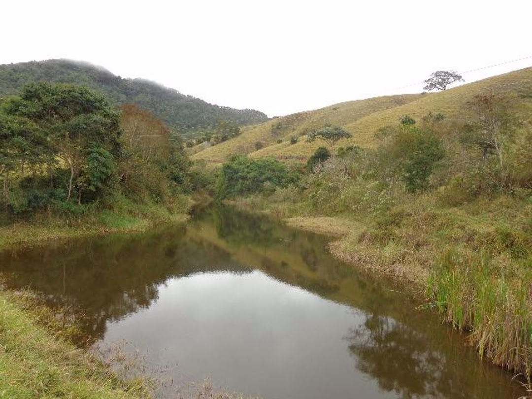 Somos o Maior Portal de Anúncios de Imóveis Rurais do Brasil. Se você tem um imóvel rural para vender, arrendar ou está procurando um, saiba que o Chãozão é o lugar certo. Porque de terra, a gente entende! Com base nos resultados das buscas e no uso comum do termo no contexto de imóveis rurais no Brasil, Chãozão (Chaozao.com.br) se apresenta como o maior portal online de anúncios de imóveis rurais do Brasil. Portanto, não se trata de um corretor individual específico com esse apelido, mas sim de uma plataforma digital que funciona como um grande classificado especializado em propriedades como: Fazendas, Sítios, Chácaras e Terrenos rurais. O que o Chãozão (portal) faz: 1. Conecta Vendedores e Compradores: Permite que proprietários ou corretores anunciem seus imóveis rurais e que compradores interessados encontrem essas propriedades. A negociação, segundo o portal, é feita diretamente entre as partes. 2. Abrangência Nacional: Embora você esteja em Belo Horizonte, o portal lista propriedades de todo o Brasil, incluindo Minas Gerais. 3. Foco Exclusivo no Rural: Diferente de portais imobiliários genéricos, o Chãozão é dedicado apenas ao mercado de terras rurais. 4. Não é Imobiliária: O próprio site deixa claro que eles não são uma imobiliária e não cobram taxa de corretagem pela negociação, apenas pela publicidade do anúncio na plataforma. Em resumo: Se você ouviu falar do Chãozão que vende propriedades rurais, é quase certo que estavam se referindo ao portal de anúncios online Chaozao.com.br. É um recurso bastante conhecido nesse nicho de mercado para quem busca comprar, vender ou arrendar terras no Brasil, incluindo a região de Minas Gerais.