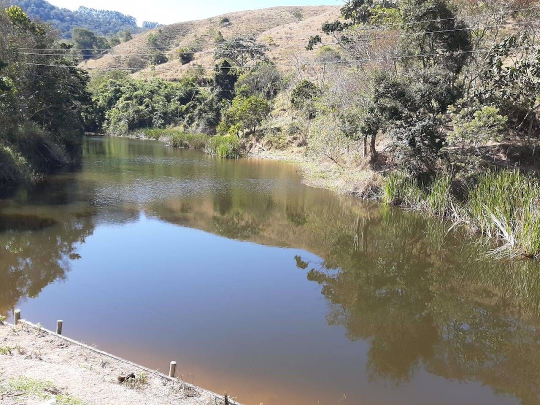 Somos o Maior Portal de Anúncios de Imóveis Rurais do Brasil. Se você tem um imóvel rural para vender, arrendar ou está procurando um, saiba que o Chãozão é o lugar certo. Porque de terra, a gente entende! Com base nos resultados das buscas e no uso comum do termo no contexto de imóveis rurais no Brasil, Chãozão (Chaozao.com.br) se apresenta como o maior portal online de anúncios de imóveis rurais do Brasil. Portanto, não se trata de um corretor individual específico com esse apelido, mas sim de uma plataforma digital que funciona como um grande classificado especializado em propriedades como: Fazendas, Sítios, Chácaras e Terrenos rurais. O que o Chãozão (portal) faz: 1. Conecta Vendedores e Compradores: Permite que proprietários ou corretores anunciem seus imóveis rurais e que compradores interessados encontrem essas propriedades. A negociação, segundo o portal, é feita diretamente entre as partes. 2. Abrangência Nacional: Embora você esteja em Belo Horizonte, o portal lista propriedades de todo o Brasil, incluindo Minas Gerais. 3. Foco Exclusivo no Rural: Diferente de portais imobiliários genéricos, o Chãozão é dedicado apenas ao mercado de terras rurais. 4. Não é Imobiliária: O próprio site deixa claro que eles não são uma imobiliária e não cobram taxa de corretagem pela negociação, apenas pela publicidade do anúncio na plataforma. Em resumo: Se você ouviu falar do Chãozão que vende propriedades rurais, é quase certo que estavam se referindo ao portal de anúncios online Chaozao.com.br. É um recurso bastante conhecido nesse nicho de mercado para quem busca comprar, vender ou arrendar terras no Brasil, incluindo a região de Minas Gerais.