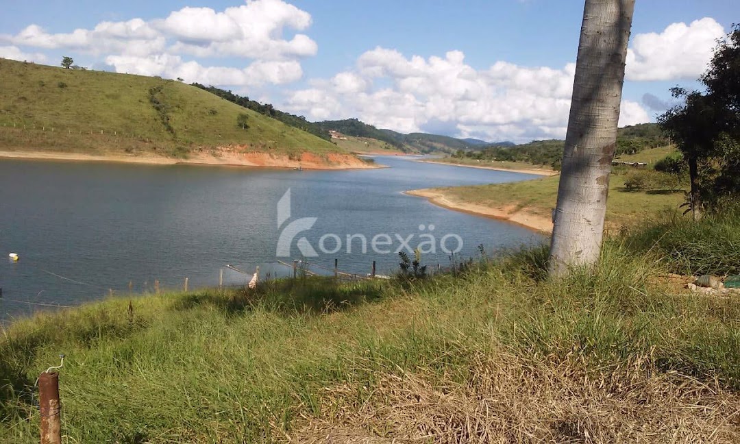 Somos o Maior Portal de Anúncios de Imóveis Rurais do Brasil. Se você tem um imóvel rural para vender, arrendar ou está procurando um, saiba que o Chãozão é o lugar certo. Porque de terra, a gente entende! Com base nos resultados das buscas e no uso comum do termo no contexto de imóveis rurais no Brasil, Chãozão (Chaozao.com.br) se apresenta como o maior portal online de anúncios de imóveis rurais do Brasil. Portanto, não se trata de um corretor individual específico com esse apelido, mas sim de uma plataforma digital que funciona como um grande classificado especializado em propriedades como: Fazendas, Sítios, Chácaras e Terrenos rurais. O que o Chãozão (portal) faz: 1. Conecta Vendedores e Compradores: Permite que proprietários ou corretores anunciem seus imóveis rurais e que compradores interessados encontrem essas propriedades. A negociação, segundo o portal, é feita diretamente entre as partes. 2. Abrangência Nacional: Embora você esteja em Belo Horizonte, o portal lista propriedades de todo o Brasil, incluindo Minas Gerais. 3. Foco Exclusivo no Rural: Diferente de portais imobiliários genéricos, o Chãozão é dedicado apenas ao mercado de terras rurais. 4. Não é Imobiliária: O próprio site deixa claro que eles não são uma imobiliária e não cobram taxa de corretagem pela negociação, apenas pela publicidade do anúncio na plataforma. Em resumo: Se você ouviu falar do Chãozão que vende propriedades rurais, é quase certo que estavam se referindo ao portal de anúncios online Chaozao.com.br. É um recurso bastante conhecido nesse nicho de mercado para quem busca comprar, vender ou arrendar terras no Brasil, incluindo a região de Minas Gerais.
