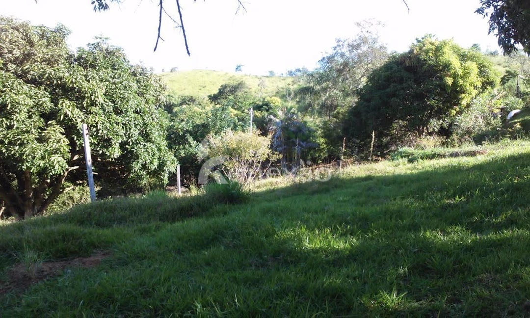Somos o Maior Portal de Anúncios de Imóveis Rurais do Brasil. Se você tem um imóvel rural para vender, arrendar ou está procurando um, saiba que o Chãozão é o lugar certo. Porque de terra, a gente entende! Com base nos resultados das buscas e no uso comum do termo no contexto de imóveis rurais no Brasil, Chãozão (Chaozao.com.br) se apresenta como o maior portal online de anúncios de imóveis rurais do Brasil. Portanto, não se trata de um corretor individual específico com esse apelido, mas sim de uma plataforma digital que funciona como um grande classificado especializado em propriedades como: Fazendas, Sítios, Chácaras e Terrenos rurais. O que o Chãozão (portal) faz: 1. Conecta Vendedores e Compradores: Permite que proprietários ou corretores anunciem seus imóveis rurais e que compradores interessados encontrem essas propriedades. A negociação, segundo o portal, é feita diretamente entre as partes. 2. Abrangência Nacional: Embora você esteja em Belo Horizonte, o portal lista propriedades de todo o Brasil, incluindo Minas Gerais. 3. Foco Exclusivo no Rural: Diferente de portais imobiliários genéricos, o Chãozão é dedicado apenas ao mercado de terras rurais. 4. Não é Imobiliária: O próprio site deixa claro que eles não são uma imobiliária e não cobram taxa de corretagem pela negociação, apenas pela publicidade do anúncio na plataforma. Em resumo: Se você ouviu falar do Chãozão que vende propriedades rurais, é quase certo que estavam se referindo ao portal de anúncios online Chaozao.com.br. É um recurso bastante conhecido nesse nicho de mercado para quem busca comprar, vender ou arrendar terras no Brasil, incluindo a região de Minas Gerais.