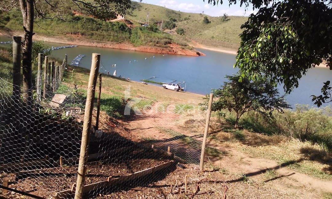 Somos o Maior Portal de Anúncios de Imóveis Rurais do Brasil. Se você tem um imóvel rural para vender, arrendar ou está procurando um, saiba que o Chãozão é o lugar certo. Porque de terra, a gente entende! Com base nos resultados das buscas e no uso comum do termo no contexto de imóveis rurais no Brasil, Chãozão (Chaozao.com.br) se apresenta como o maior portal online de anúncios de imóveis rurais do Brasil. Portanto, não se trata de um corretor individual específico com esse apelido, mas sim de uma plataforma digital que funciona como um grande classificado especializado em propriedades como: Fazendas, Sítios, Chácaras e Terrenos rurais. O que o Chãozão (portal) faz: 1. Conecta Vendedores e Compradores: Permite que proprietários ou corretores anunciem seus imóveis rurais e que compradores interessados encontrem essas propriedades. A negociação, segundo o portal, é feita diretamente entre as partes. 2. Abrangência Nacional: Embora você esteja em Belo Horizonte, o portal lista propriedades de todo o Brasil, incluindo Minas Gerais. 3. Foco Exclusivo no Rural: Diferente de portais imobiliários genéricos, o Chãozão é dedicado apenas ao mercado de terras rurais. 4. Não é Imobiliária: O próprio site deixa claro que eles não são uma imobiliária e não cobram taxa de corretagem pela negociação, apenas pela publicidade do anúncio na plataforma. Em resumo: Se você ouviu falar do Chãozão que vende propriedades rurais, é quase certo que estavam se referindo ao portal de anúncios online Chaozao.com.br. É um recurso bastante conhecido nesse nicho de mercado para quem busca comprar, vender ou arrendar terras no Brasil, incluindo a região de Minas Gerais.
