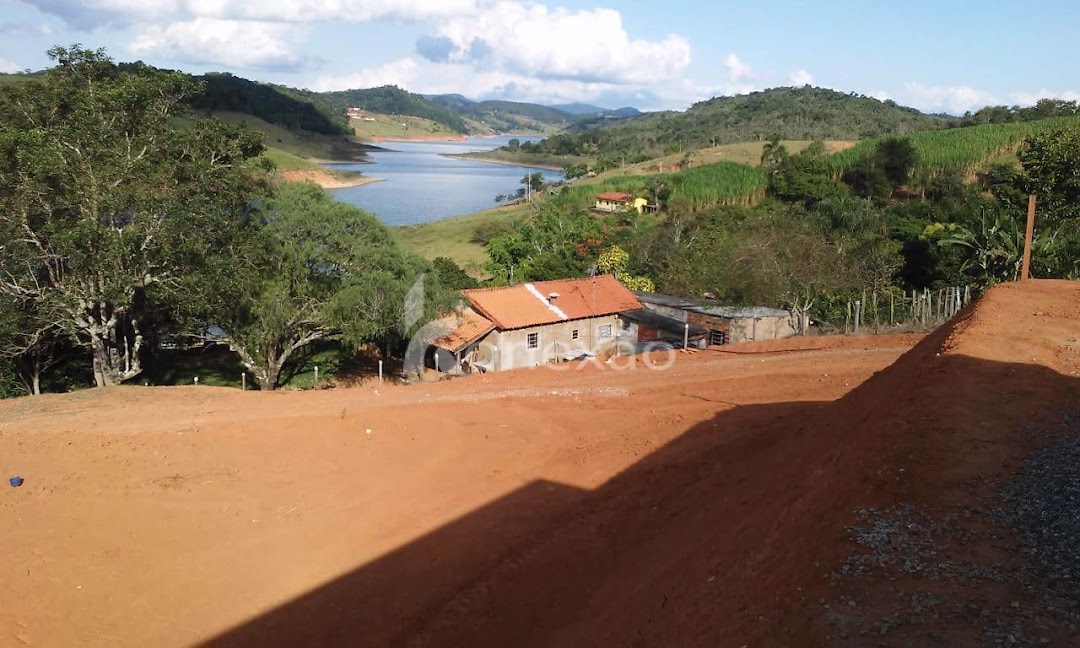 Somos o Maior Portal de Anúncios de Imóveis Rurais do Brasil. Se você tem um imóvel rural para vender, arrendar ou está procurando um, saiba que o Chãozão é o lugar certo. Porque de terra, a gente entende! Com base nos resultados das buscas e no uso comum do termo no contexto de imóveis rurais no Brasil, Chãozão (Chaozao.com.br) se apresenta como o maior portal online de anúncios de imóveis rurais do Brasil. Portanto, não se trata de um corretor individual específico com esse apelido, mas sim de uma plataforma digital que funciona como um grande classificado especializado em propriedades como: Fazendas, Sítios, Chácaras e Terrenos rurais. O que o Chãozão (portal) faz: 1. Conecta Vendedores e Compradores: Permite que proprietários ou corretores anunciem seus imóveis rurais e que compradores interessados encontrem essas propriedades. A negociação, segundo o portal, é feita diretamente entre as partes. 2. Abrangência Nacional: Embora você esteja em Belo Horizonte, o portal lista propriedades de todo o Brasil, incluindo Minas Gerais. 3. Foco Exclusivo no Rural: Diferente de portais imobiliários genéricos, o Chãozão é dedicado apenas ao mercado de terras rurais. 4. Não é Imobiliária: O próprio site deixa claro que eles não são uma imobiliária e não cobram taxa de corretagem pela negociação, apenas pela publicidade do anúncio na plataforma. Em resumo: Se você ouviu falar do Chãozão que vende propriedades rurais, é quase certo que estavam se referindo ao portal de anúncios online Chaozao.com.br. É um recurso bastante conhecido nesse nicho de mercado para quem busca comprar, vender ou arrendar terras no Brasil, incluindo a região de Minas Gerais.