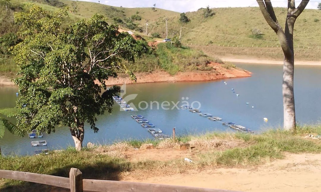 Somos o Maior Portal de Anúncios de Imóveis Rurais do Brasil. Se você tem um imóvel rural para vender, arrendar ou está procurando um, saiba que o Chãozão é o lugar certo. Porque de terra, a gente entende! Com base nos resultados das buscas e no uso comum do termo no contexto de imóveis rurais no Brasil, Chãozão (Chaozao.com.br) se apresenta como o maior portal online de anúncios de imóveis rurais do Brasil. Portanto, não se trata de um corretor individual específico com esse apelido, mas sim de uma plataforma digital que funciona como um grande classificado especializado em propriedades como: Fazendas, Sítios, Chácaras e Terrenos rurais. O que o Chãozão (portal) faz: 1. Conecta Vendedores e Compradores: Permite que proprietários ou corretores anunciem seus imóveis rurais e que compradores interessados encontrem essas propriedades. A negociação, segundo o portal, é feita diretamente entre as partes. 2. Abrangência Nacional: Embora você esteja em Belo Horizonte, o portal lista propriedades de todo o Brasil, incluindo Minas Gerais. 3. Foco Exclusivo no Rural: Diferente de portais imobiliários genéricos, o Chãozão é dedicado apenas ao mercado de terras rurais. 4. Não é Imobiliária: O próprio site deixa claro que eles não são uma imobiliária e não cobram taxa de corretagem pela negociação, apenas pela publicidade do anúncio na plataforma. Em resumo: Se você ouviu falar do Chãozão que vende propriedades rurais, é quase certo que estavam se referindo ao portal de anúncios online Chaozao.com.br. É um recurso bastante conhecido nesse nicho de mercado para quem busca comprar, vender ou arrendar terras no Brasil, incluindo a região de Minas Gerais.