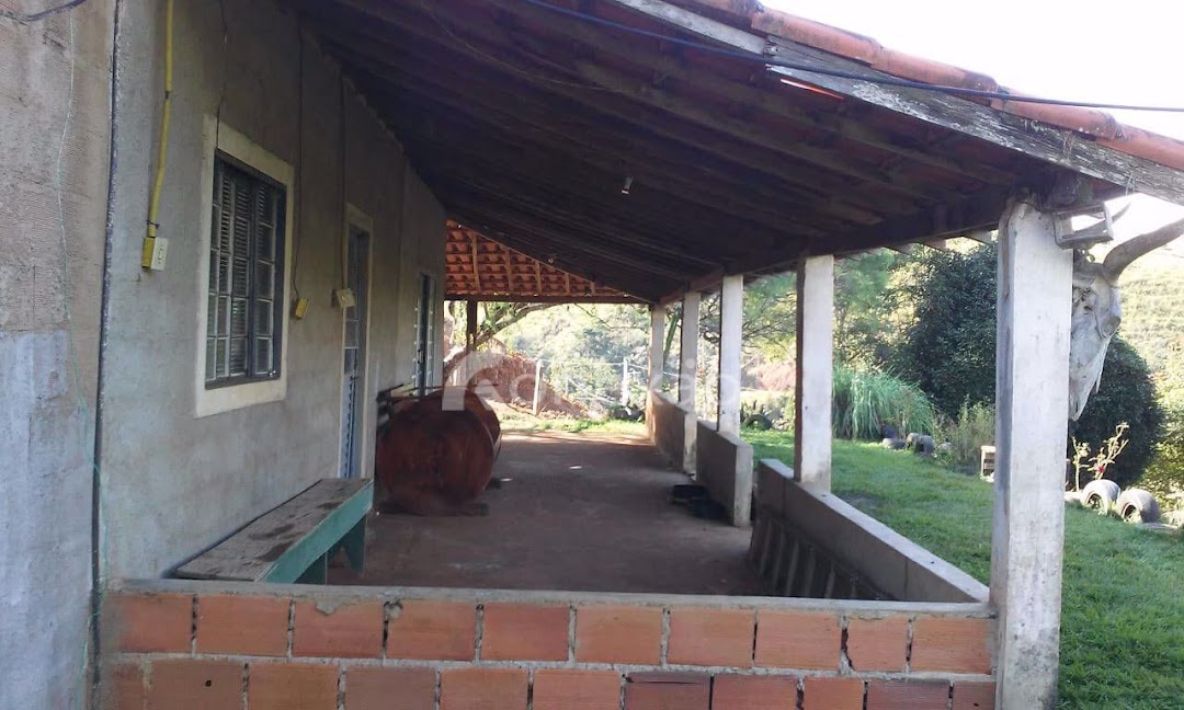 Somos o Maior Portal de Anúncios de Imóveis Rurais do Brasil. Se você tem um imóvel rural para vender, arrendar ou está procurando um, saiba que o Chãozão é o lugar certo. Porque de terra, a gente entende! Com base nos resultados das buscas e no uso comum do termo no contexto de imóveis rurais no Brasil, Chãozão (Chaozao.com.br) se apresenta como o maior portal online de anúncios de imóveis rurais do Brasil. Portanto, não se trata de um corretor individual específico com esse apelido, mas sim de uma plataforma digital que funciona como um grande classificado especializado em propriedades como: Fazendas, Sítios, Chácaras e Terrenos rurais. O que o Chãozão (portal) faz: 1. Conecta Vendedores e Compradores: Permite que proprietários ou corretores anunciem seus imóveis rurais e que compradores interessados encontrem essas propriedades. A negociação, segundo o portal, é feita diretamente entre as partes. 2. Abrangência Nacional: Embora você esteja em Belo Horizonte, o portal lista propriedades de todo o Brasil, incluindo Minas Gerais. 3. Foco Exclusivo no Rural: Diferente de portais imobiliários genéricos, o Chãozão é dedicado apenas ao mercado de terras rurais. 4. Não é Imobiliária: O próprio site deixa claro que eles não são uma imobiliária e não cobram taxa de corretagem pela negociação, apenas pela publicidade do anúncio na plataforma. Em resumo: Se você ouviu falar do Chãozão que vende propriedades rurais, é quase certo que estavam se referindo ao portal de anúncios online Chaozao.com.br. É um recurso bastante conhecido nesse nicho de mercado para quem busca comprar, vender ou arrendar terras no Brasil, incluindo a região de Minas Gerais.