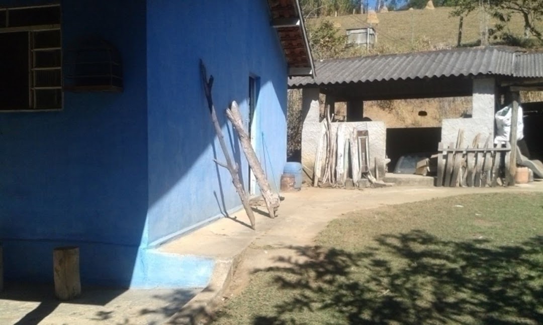Somos o Maior Portal de Anúncios de Imóveis Rurais do Brasil. Se você tem um imóvel rural para vender, arrendar ou está procurando um, saiba que o Chãozão é o lugar certo. Porque de terra, a gente entende! Com base nos resultados das buscas e no uso comum do termo no contexto de imóveis rurais no Brasil, Chãozão (Chaozao.com.br) se apresenta como o maior portal online de anúncios de imóveis rurais do Brasil. Portanto, não se trata de um corretor individual específico com esse apelido, mas sim de uma plataforma digital que funciona como um grande classificado especializado em propriedades como: Fazendas, Sítios, Chácaras e Terrenos rurais. O que o Chãozão (portal) faz: 1. Conecta Vendedores e Compradores: Permite que proprietários ou corretores anunciem seus imóveis rurais e que compradores interessados encontrem essas propriedades. A negociação, segundo o portal, é feita diretamente entre as partes. 2. Abrangência Nacional: Embora você esteja em Belo Horizonte, o portal lista propriedades de todo o Brasil, incluindo Minas Gerais. 3. Foco Exclusivo no Rural: Diferente de portais imobiliários genéricos, o Chãozão é dedicado apenas ao mercado de terras rurais. 4. Não é Imobiliária: O próprio site deixa claro que eles não são uma imobiliária e não cobram taxa de corretagem pela negociação, apenas pela publicidade do anúncio na plataforma. Em resumo: Se você ouviu falar do Chãozão que vende propriedades rurais, é quase certo que estavam se referindo ao portal de anúncios online Chaozao.com.br. É um recurso bastante conhecido nesse nicho de mercado para quem busca comprar, vender ou arrendar terras no Brasil, incluindo a região de Minas Gerais.
