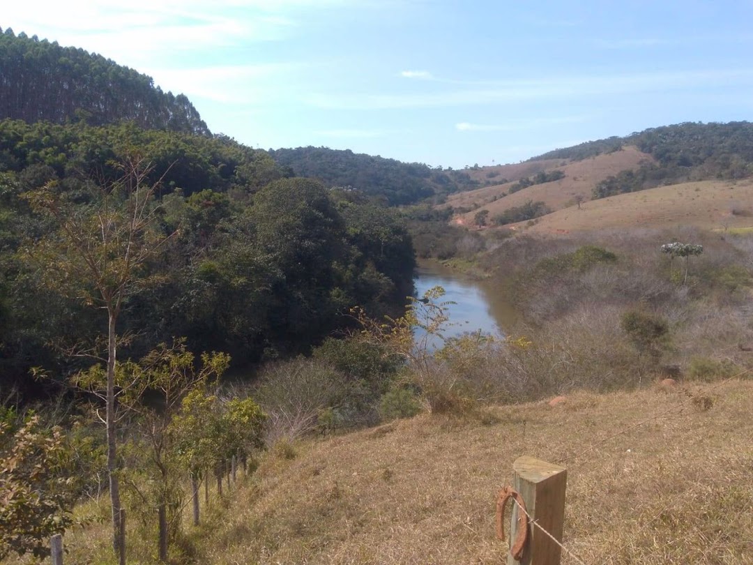 Somos o Maior Portal de Anúncios de Imóveis Rurais do Brasil. Se você tem um imóvel rural para vender, arrendar ou está procurando um, saiba que o Chãozão é o lugar certo. Porque de terra, a gente entende! Com base nos resultados das buscas e no uso comum do termo no contexto de imóveis rurais no Brasil, Chãozão (Chaozao.com.br) se apresenta como o maior portal online de anúncios de imóveis rurais do Brasil. Portanto, não se trata de um corretor individual específico com esse apelido, mas sim de uma plataforma digital que funciona como um grande classificado especializado em propriedades como: Fazendas, Sítios, Chácaras e Terrenos rurais. O que o Chãozão (portal) faz: 1. Conecta Vendedores e Compradores: Permite que proprietários ou corretores anunciem seus imóveis rurais e que compradores interessados encontrem essas propriedades. A negociação, segundo o portal, é feita diretamente entre as partes. 2. Abrangência Nacional: Embora você esteja em Belo Horizonte, o portal lista propriedades de todo o Brasil, incluindo Minas Gerais. 3. Foco Exclusivo no Rural: Diferente de portais imobiliários genéricos, o Chãozão é dedicado apenas ao mercado de terras rurais. 4. Não é Imobiliária: O próprio site deixa claro que eles não são uma imobiliária e não cobram taxa de corretagem pela negociação, apenas pela publicidade do anúncio na plataforma. Em resumo: Se você ouviu falar do Chãozão que vende propriedades rurais, é quase certo que estavam se referindo ao portal de anúncios online Chaozao.com.br. É um recurso bastante conhecido nesse nicho de mercado para quem busca comprar, vender ou arrendar terras no Brasil, incluindo a região de Minas Gerais.