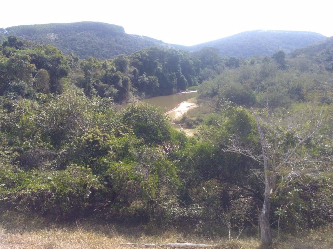 Somos o Maior Portal de Anúncios de Imóveis Rurais do Brasil. Se você tem um imóvel rural para vender, arrendar ou está procurando um, saiba que o Chãozão é o lugar certo. Porque de terra, a gente entende! Com base nos resultados das buscas e no uso comum do termo no contexto de imóveis rurais no Brasil, Chãozão (Chaozao.com.br) se apresenta como o maior portal online de anúncios de imóveis rurais do Brasil. Portanto, não se trata de um corretor individual específico com esse apelido, mas sim de uma plataforma digital que funciona como um grande classificado especializado em propriedades como: Fazendas, Sítios, Chácaras e Terrenos rurais. O que o Chãozão (portal) faz: 1. Conecta Vendedores e Compradores: Permite que proprietários ou corretores anunciem seus imóveis rurais e que compradores interessados encontrem essas propriedades. A negociação, segundo o portal, é feita diretamente entre as partes. 2. Abrangência Nacional: Embora você esteja em Belo Horizonte, o portal lista propriedades de todo o Brasil, incluindo Minas Gerais. 3. Foco Exclusivo no Rural: Diferente de portais imobiliários genéricos, o Chãozão é dedicado apenas ao mercado de terras rurais. 4. Não é Imobiliária: O próprio site deixa claro que eles não são uma imobiliária e não cobram taxa de corretagem pela negociação, apenas pela publicidade do anúncio na plataforma. Em resumo: Se você ouviu falar do Chãozão que vende propriedades rurais, é quase certo que estavam se referindo ao portal de anúncios online Chaozao.com.br. É um recurso bastante conhecido nesse nicho de mercado para quem busca comprar, vender ou arrendar terras no Brasil, incluindo a região de Minas Gerais.