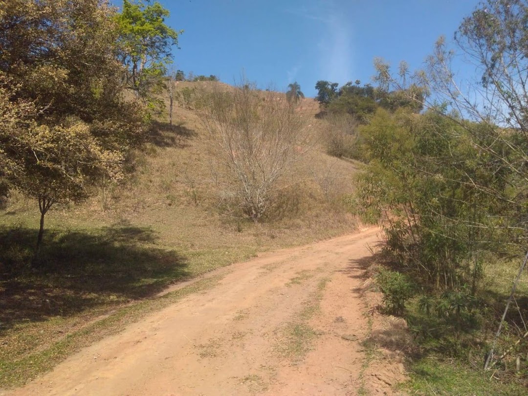 Somos o Maior Portal de Anúncios de Imóveis Rurais do Brasil. Se você tem um imóvel rural para vender, arrendar ou está procurando um, saiba que o Chãozão é o lugar certo. Porque de terra, a gente entende! Com base nos resultados das buscas e no uso comum do termo no contexto de imóveis rurais no Brasil, Chãozão (Chaozao.com.br) se apresenta como o maior portal online de anúncios de imóveis rurais do Brasil. Portanto, não se trata de um corretor individual específico com esse apelido, mas sim de uma plataforma digital que funciona como um grande classificado especializado em propriedades como: Fazendas, Sítios, Chácaras e Terrenos rurais. O que o Chãozão (portal) faz: 1. Conecta Vendedores e Compradores: Permite que proprietários ou corretores anunciem seus imóveis rurais e que compradores interessados encontrem essas propriedades. A negociação, segundo o portal, é feita diretamente entre as partes. 2. Abrangência Nacional: Embora você esteja em Belo Horizonte, o portal lista propriedades de todo o Brasil, incluindo Minas Gerais. 3. Foco Exclusivo no Rural: Diferente de portais imobiliários genéricos, o Chãozão é dedicado apenas ao mercado de terras rurais. 4. Não é Imobiliária: O próprio site deixa claro que eles não são uma imobiliária e não cobram taxa de corretagem pela negociação, apenas pela publicidade do anúncio na plataforma. Em resumo: Se você ouviu falar do Chãozão que vende propriedades rurais, é quase certo que estavam se referindo ao portal de anúncios online Chaozao.com.br. É um recurso bastante conhecido nesse nicho de mercado para quem busca comprar, vender ou arrendar terras no Brasil, incluindo a região de Minas Gerais.