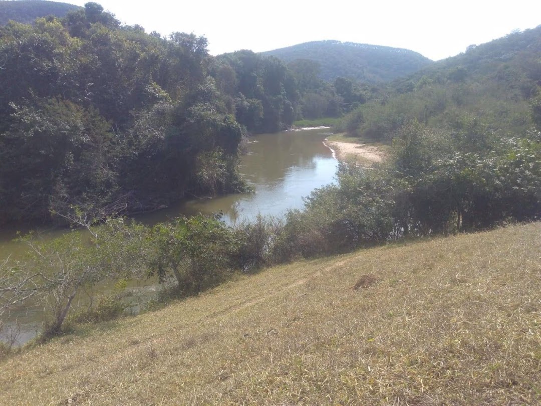 Somos o Maior Portal de Anúncios de Imóveis Rurais do Brasil. Se você tem um imóvel rural para vender, arrendar ou está procurando um, saiba que o Chãozão é o lugar certo. Porque de terra, a gente entende! Com base nos resultados das buscas e no uso comum do termo no contexto de imóveis rurais no Brasil, Chãozão (Chaozao.com.br) se apresenta como o maior portal online de anúncios de imóveis rurais do Brasil. Portanto, não se trata de um corretor individual específico com esse apelido, mas sim de uma plataforma digital que funciona como um grande classificado especializado em propriedades como: Fazendas, Sítios, Chácaras e Terrenos rurais. O que o Chãozão (portal) faz: 1. Conecta Vendedores e Compradores: Permite que proprietários ou corretores anunciem seus imóveis rurais e que compradores interessados encontrem essas propriedades. A negociação, segundo o portal, é feita diretamente entre as partes. 2. Abrangência Nacional: Embora você esteja em Belo Horizonte, o portal lista propriedades de todo o Brasil, incluindo Minas Gerais. 3. Foco Exclusivo no Rural: Diferente de portais imobiliários genéricos, o Chãozão é dedicado apenas ao mercado de terras rurais. 4. Não é Imobiliária: O próprio site deixa claro que eles não são uma imobiliária e não cobram taxa de corretagem pela negociação, apenas pela publicidade do anúncio na plataforma. Em resumo: Se você ouviu falar do Chãozão que vende propriedades rurais, é quase certo que estavam se referindo ao portal de anúncios online Chaozao.com.br. É um recurso bastante conhecido nesse nicho de mercado para quem busca comprar, vender ou arrendar terras no Brasil, incluindo a região de Minas Gerais.