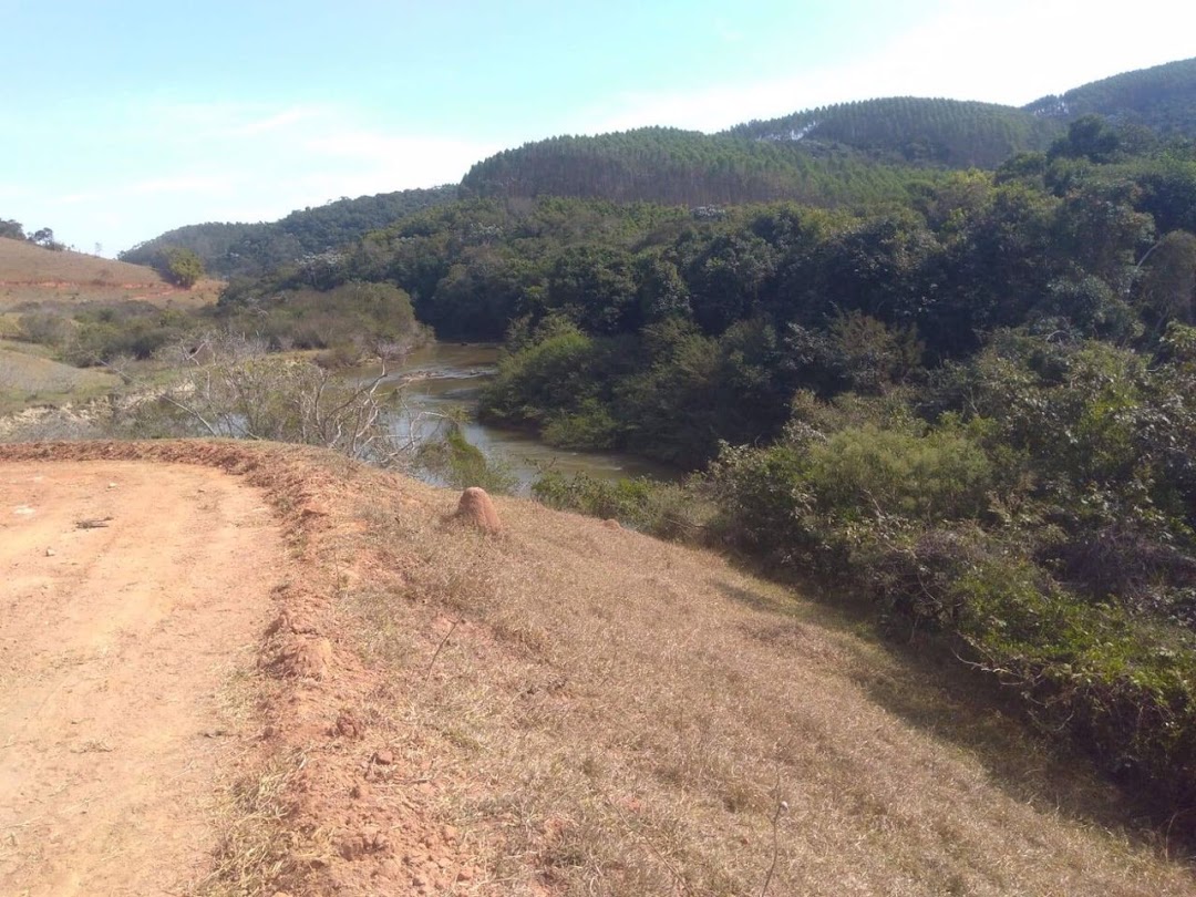 Somos o Maior Portal de Anúncios de Imóveis Rurais do Brasil. Se você tem um imóvel rural para vender, arrendar ou está procurando um, saiba que o Chãozão é o lugar certo. Porque de terra, a gente entende! Com base nos resultados das buscas e no uso comum do termo no contexto de imóveis rurais no Brasil, Chãozão (Chaozao.com.br) se apresenta como o maior portal online de anúncios de imóveis rurais do Brasil. Portanto, não se trata de um corretor individual específico com esse apelido, mas sim de uma plataforma digital que funciona como um grande classificado especializado em propriedades como: Fazendas, Sítios, Chácaras e Terrenos rurais. O que o Chãozão (portal) faz: 1. Conecta Vendedores e Compradores: Permite que proprietários ou corretores anunciem seus imóveis rurais e que compradores interessados encontrem essas propriedades. A negociação, segundo o portal, é feita diretamente entre as partes. 2. Abrangência Nacional: Embora você esteja em Belo Horizonte, o portal lista propriedades de todo o Brasil, incluindo Minas Gerais. 3. Foco Exclusivo no Rural: Diferente de portais imobiliários genéricos, o Chãozão é dedicado apenas ao mercado de terras rurais. 4. Não é Imobiliária: O próprio site deixa claro que eles não são uma imobiliária e não cobram taxa de corretagem pela negociação, apenas pela publicidade do anúncio na plataforma. Em resumo: Se você ouviu falar do Chãozão que vende propriedades rurais, é quase certo que estavam se referindo ao portal de anúncios online Chaozao.com.br. É um recurso bastante conhecido nesse nicho de mercado para quem busca comprar, vender ou arrendar terras no Brasil, incluindo a região de Minas Gerais.