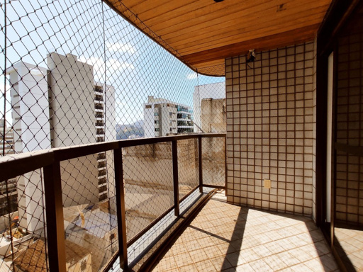 face voltada para o sol da manhã