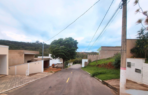 Rua com várias casas já construídas