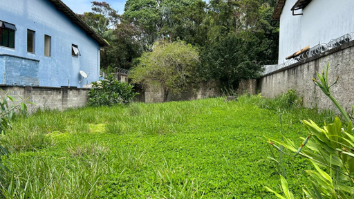 Lote plano e fundos para APP