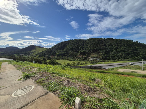 leve declive e vista para represa