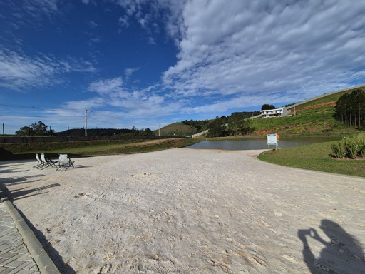 lago com prainha e pratica de esportes