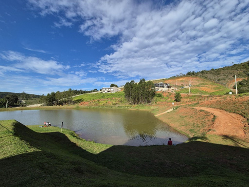 lago com prainha