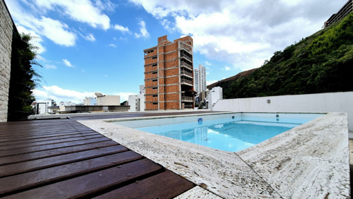 Espaçosa area externa com piscina Hidromassagem
