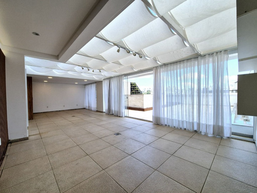 ampla area coberta integrada a sala