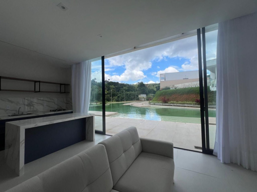 SALA DE FRENTE PARA PISCINA