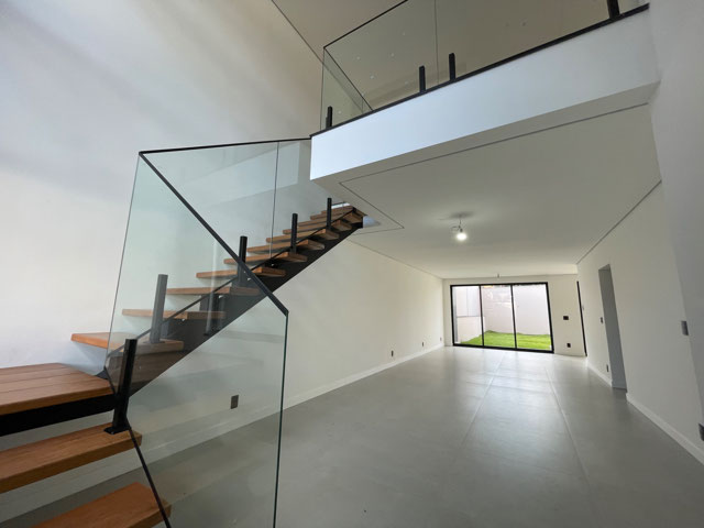 Sala com pé direito duplo