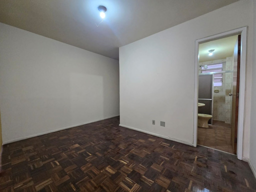 Sala com piso em madeira