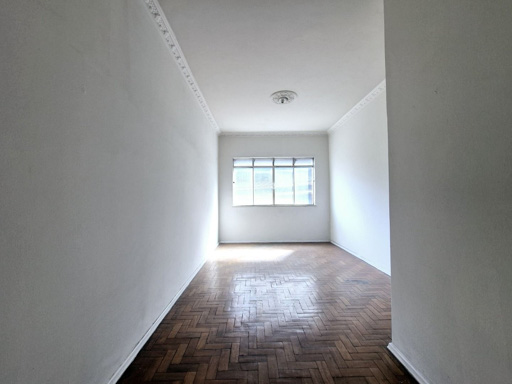 sala ampla de frente pra rua