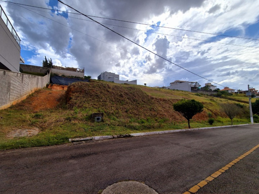 lote com 560m² com plato