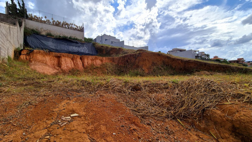 lote com 560m² em aclive