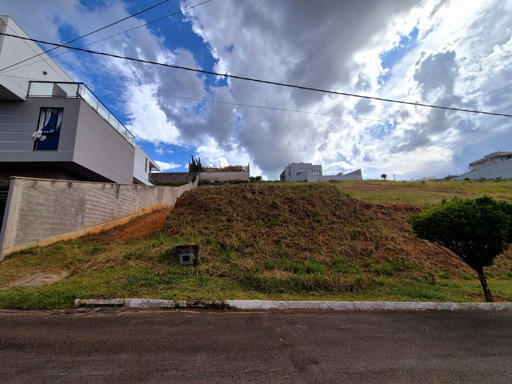 lote com 560m²
