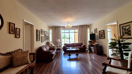 sala ampla com acesso a um varandão